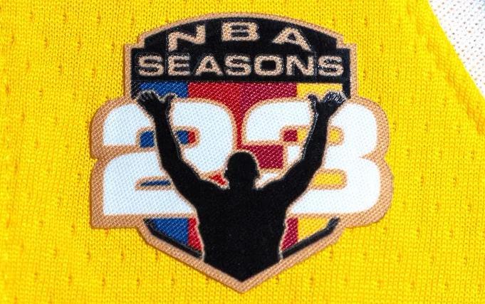 stake在线玩-这是要退役了吗？詹姆斯将在剩余比赛中佩戴纪念臂章！