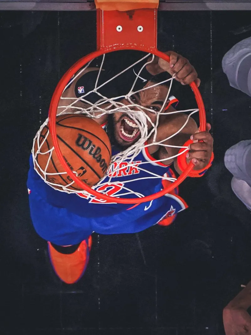 半场砍下17分！NBA官方分享唐斯无视防守双手暴扣的霸气瞬间